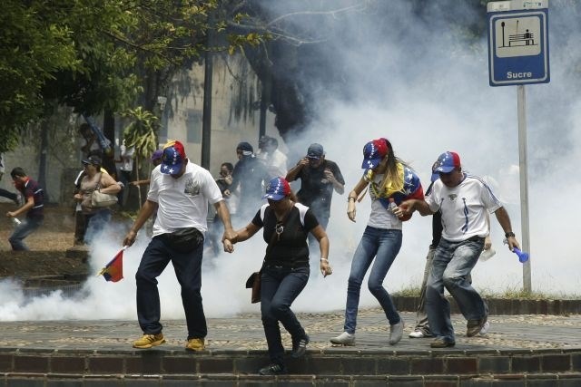 V novem valu protestov v Venezueli konec tedna umrli trije ljudje (foto)