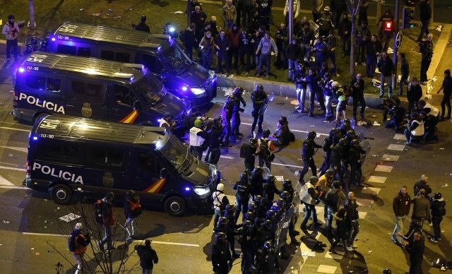 Protestniki v Španiji razbijali okna bank, zažigali smetnjake in napadali policiste (foto)