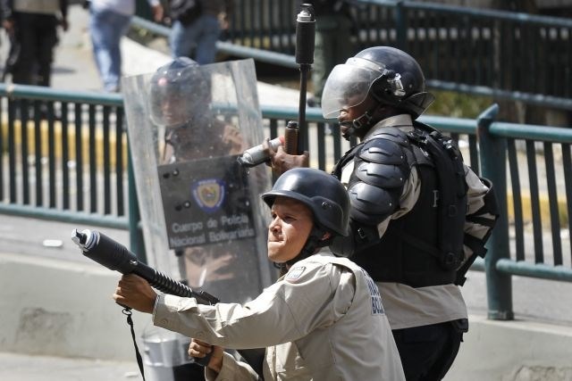 V novem valu protestov v Venezueli konec tedna umrli trije ljudje (foto)