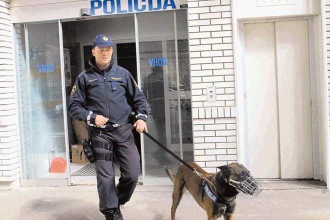 Policijski enoti službenih psov se je na platoju Karavanke zdaj pridružila še Policijska postaja Jesenice. 