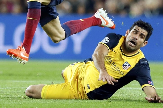 Diego Costa je v 28. minuti zaradi poškodbe odšepal z igrišča, minuto kasneje pa ga je zamenjal rojak Diego. (foto: Reuters)...