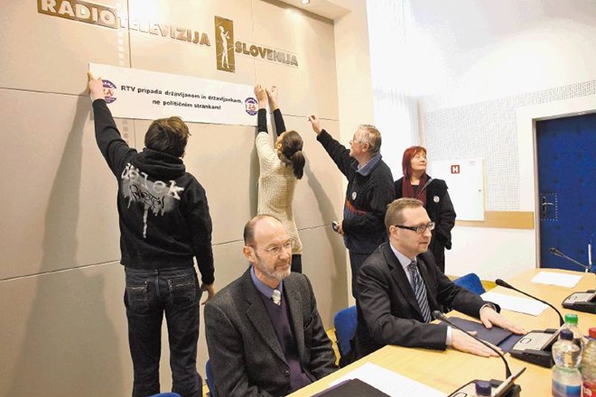 Nekatere člane programskega sveta Radiotelevizije Slovenija sta konec leta 2012 zmotila transparenta »RTV pripada državljanom...