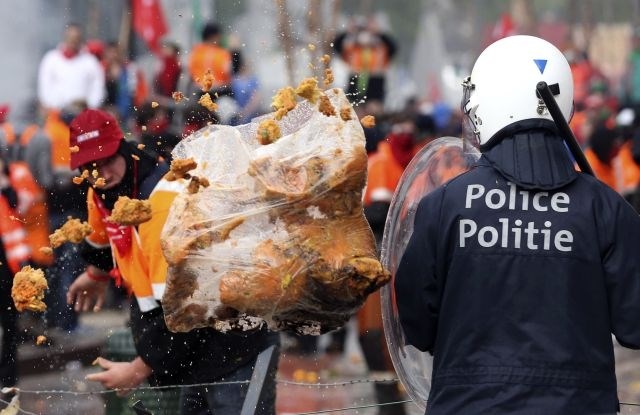 Policija v Bruslju nad protestnike z vodnim topom in solzivcem (foto)
