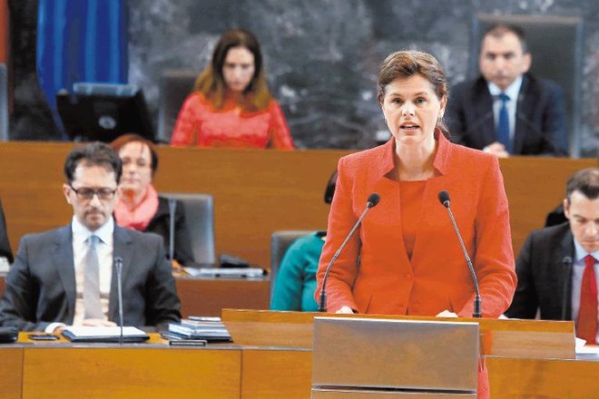 Predsednica vlade Alenka Bratušek je napovedala, da bo v parlamentu (znova) preverila, ali še  uživa zaupanje za vodenje...