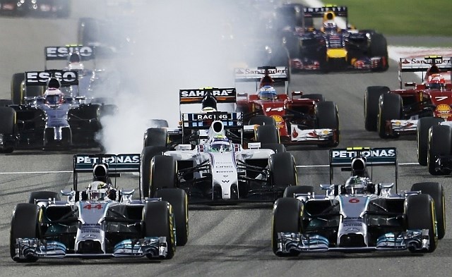 Razburljivo dirko v Bahrajnu je dobil Lewis Hamilton, ki je že tkaoj po startu prehitel moštvenega kolega Nica Rosberga, a se...