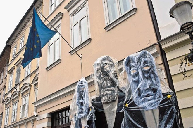 Bodo želje po drugačni Evropski uniji radikalizirale volilno telo? Na fotografiji lanski protesti proti trojki. 