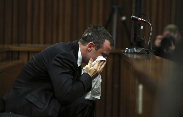 Pistorius je na sodišču danes znova jokal in bruhal. 