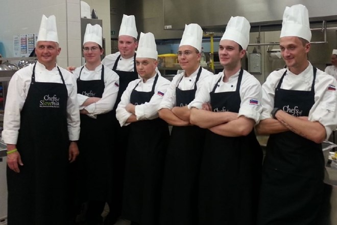 Ekipa kuharjev (od leve proti desni): Borut Jakič, Dominik Sirk, Marino Furlan, Matic Bergant, Sebastijan Plevčak, Marko...