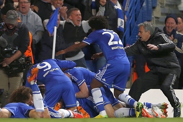 Veselju nogometašev po zadetku za 2:0 se je pridružil tudi Jose Mourinho. (Foto: Reuters) 