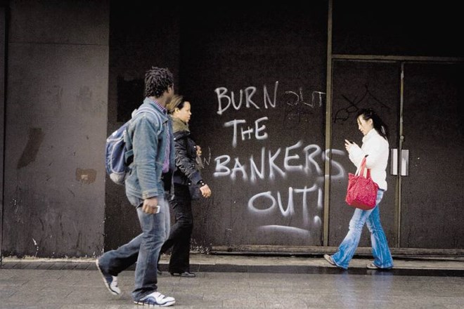 Bankirji na Irskem niso najbolj priljubljeni, kar kaže tudi dublinski grafit: »Z ognjem izženite bankirje!« 