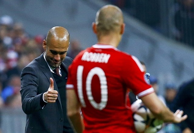 Pep Guardiola je bil zadovoljen po tretjem golu Robbena. (Foto: Reuters) 