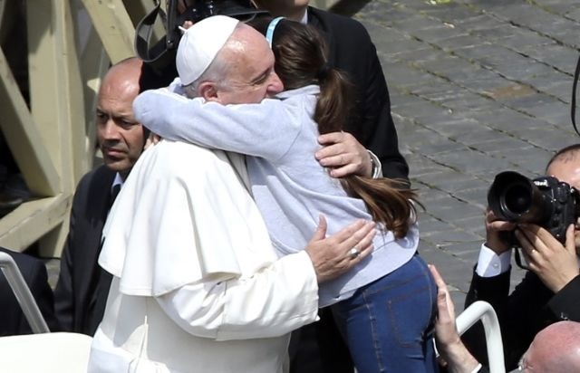 Papež med vernike s papamobilom, poljubljal otroke in poziral za “selfieje” (foto)