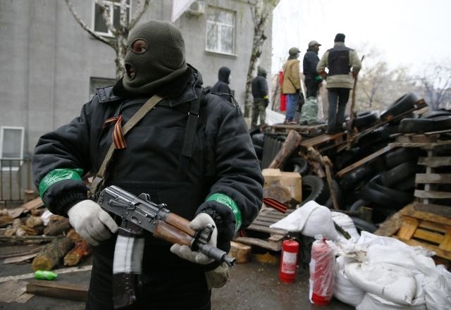 Spopadi v Ukrajini: Ubit tudi civilist, mesto polno dima, panični prebivalci se bojijo vojne