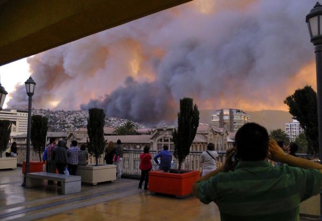 Območje katastrofe: Požar v Čilu uničil že najmanj 1000 domov (foto in video)
