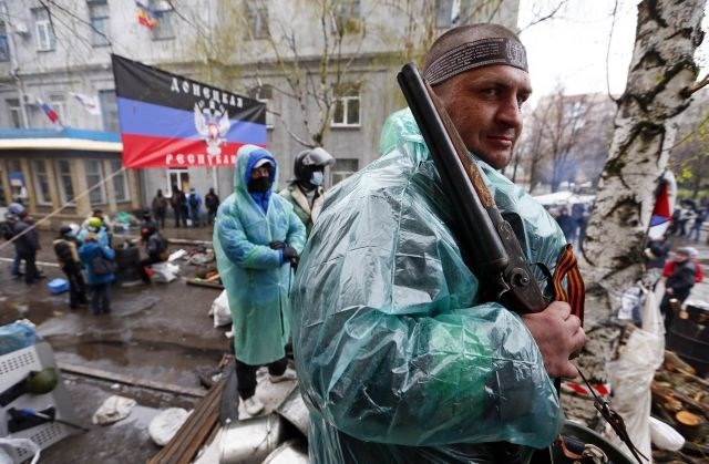 Spopadi v Ukrajini: Ubit tudi civilist, mesto polno dima, panični prebivalci se bojijo vojne