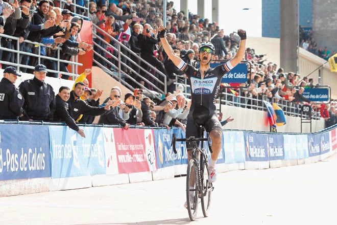 Nizozemec Niki Terpstra je presenetljivi zmagovalec nepredvidljive enodnevne kolesarske dirke Pariz–Roubaix, ki se je je...