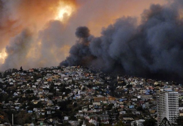 Obsežen požar, ki je v soboto izbruhnil v čilskem pristaniškem mestu Valparaiso, je uničil že najmanj 2000 domov. 