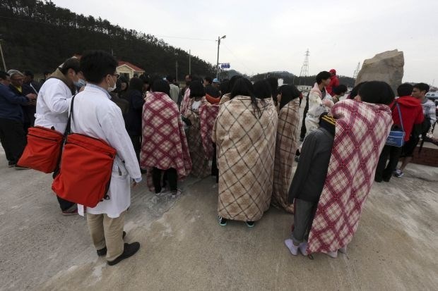 Južnokorejske oblasti rešujejo otroke s potapljajočega se trajekta (foto)