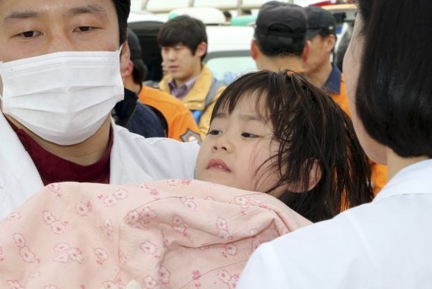 Južnokorejske oblasti rešujejo otroke s potapljajočega se trajekta (foto)