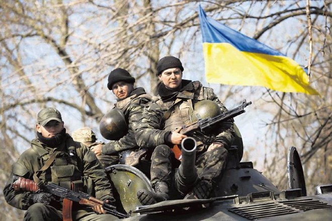 Vojaki na oklepniku z ukrajinsko zastavo. Nekoliko pozneje je na nekaterih zavihrala ruska... 