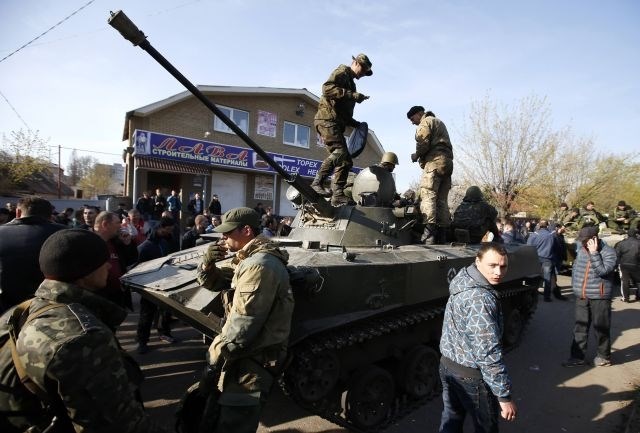 Proruski “skrajneži” zajeli ukrajinska vojaka; izdali naj bi jim dovoljenje za uporabo orožja