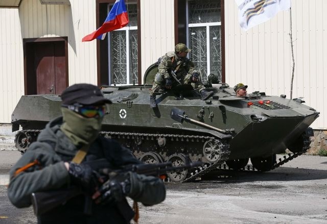 Proruski “skrajneži” zajeli ukrajinska vojaka; izdali naj bi jim dovoljenje za uporabo orožja