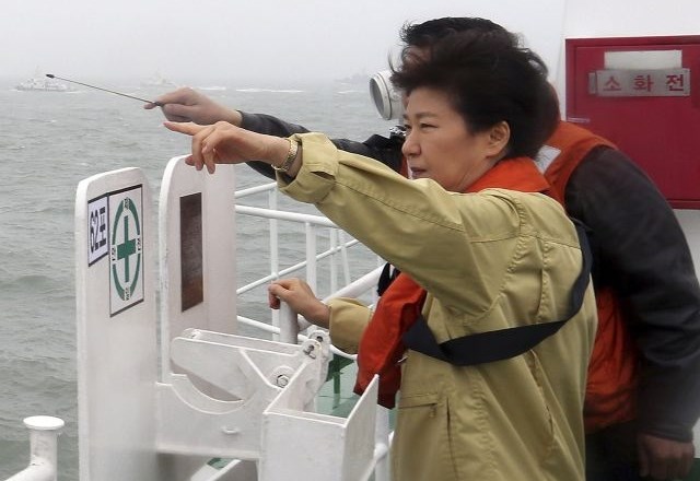 Ujeti potniki trajekta v Južni Koreji: “Oče, ne morem, trajekt je preveč nagnjen” (foto in video)