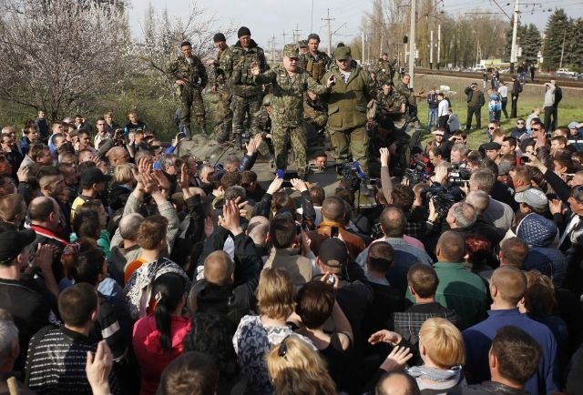 Ukrajina Rusom omejila vstop; v Ženevi pozvali vse strani, naj se vzdržijo nasilja  