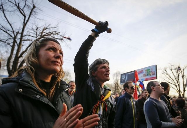 Ukrajina Rusom omejila vstop; v Ženevi pozvali vse strani, naj se vzdržijo nasilja  
