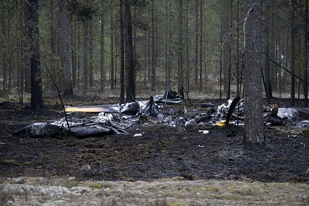 V letalski nesreči na Finskem mrtvih osem padalcev (foto)