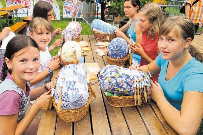 V Sloveniji je 700 otrok vključenih v čipkarske šole, še 300 jih obiskuje izbirne predmete v osnovnih šolah, 2500 članic...