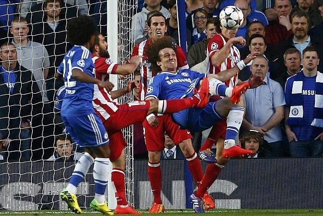 Za eno redkih priložnosti v prvem polčasu je v 23. minuti poskrbel David Luiz, ki pa ni zadel s škarjicami. (Foto: Reuters) 