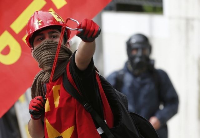 Carigrad: Protestniki s steklenicami in molotovkami, policisti s solzivcem in vodnim topom (foto in video)