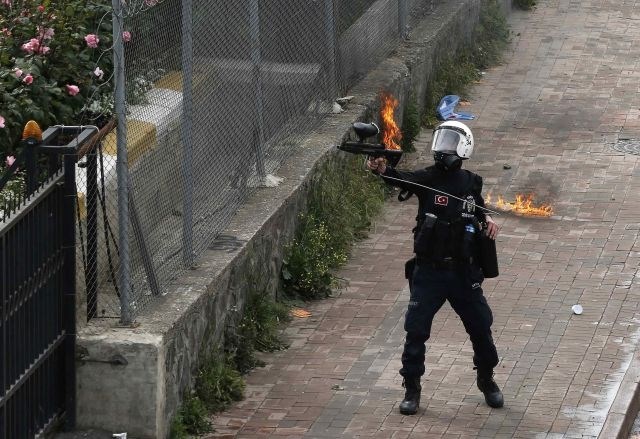Carigrad: Protestniki s steklenicami in molotovkami, policisti s solzivcem in vodnim topom (foto in video)