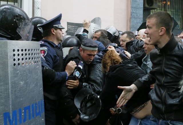 Proruski aktivisti v Odesi vdrli na sedež policije in kričali: Fašisti, fašisti!