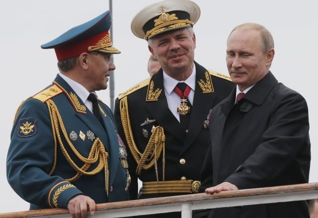 Predsednik Vladimir Putin je danes prvič obiskal Krim, odkar se je odcepil od Ukrajine. 
