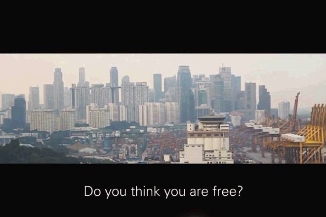 Fotografija prikazuje insert iz videodela Svoboda 2.0, ki je nastal na umetniški rezidenci v Singapurju, kjer ga je umetnica...