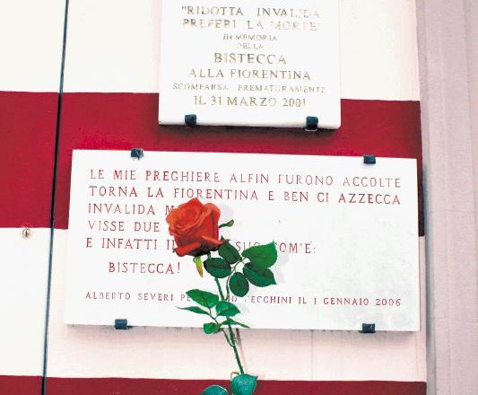 Spominska plošča, ki jo je 31. marca 2001, ko je EU prepovedala uživanje florentinskega zrezka, dal postaviti Cecchini. 