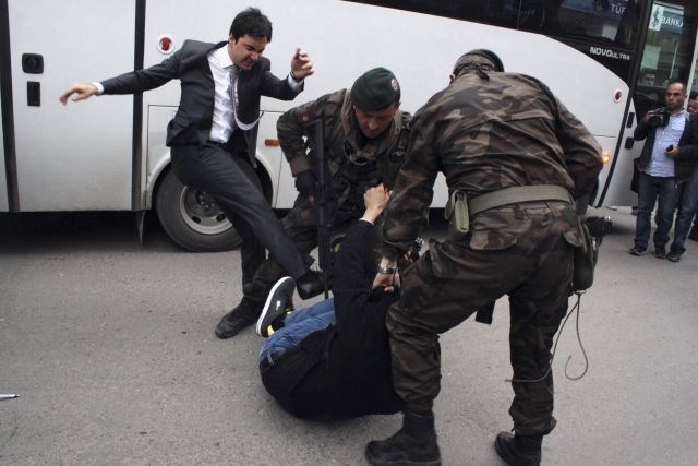 Erdoganov svetovalec nad protestnika. 