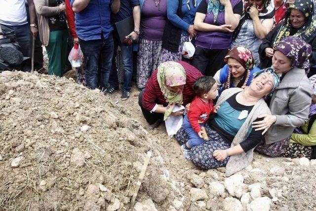 Protesti zaradi nesreče v rudniku: Erdoganov svetovalec brcal protestnika (foto)