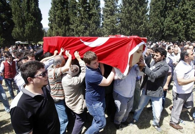 Protesti zaradi nesreče v rudniku: Erdoganov svetovalec brcal protestnika (foto)