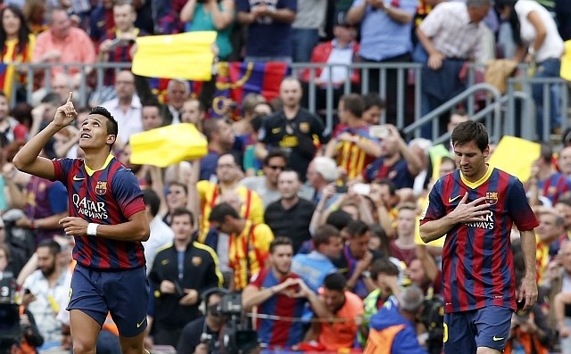 Alexis Sanchez je v prvem polčasu z izjemnim golom Barcelono približal naslovu prvaka, a so se na koncu vseeno veselili...