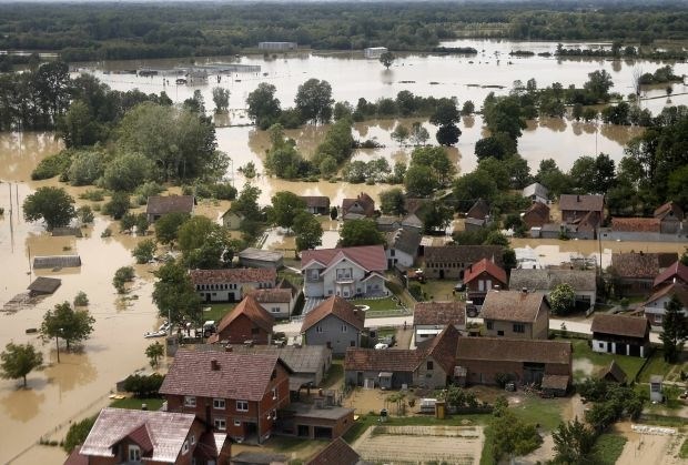 V Obrenovcu pričakujejo še en poplavni val, v BIH milijon ljudi brez pitne vode (foto in video)
