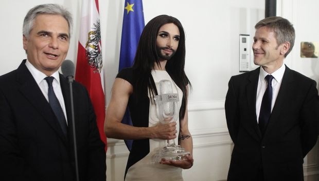 Conchito Wurst na Dunaju pozdravili oboževalci, istospolni pari in mavrične zastave (foto)