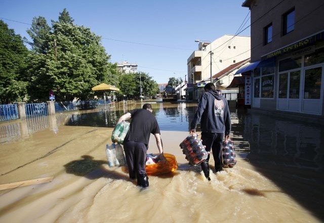 V Obrenovcu pričakujejo še en poplavni val, v BIH milijon ljudi brez pitne vode (foto in video)