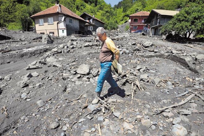 Tako je 65-letni Ramiz Škopljak v Topčić Polju v bližini Zenice včeraj postopal čez zemljo, kjer je pred poplavnim valom...