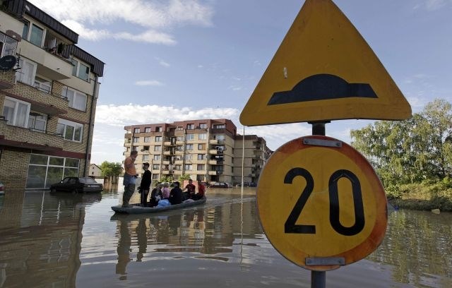 Poplave: razmere kritične, zdaj še podražitve blaga in kraje iz poplavljenih hiš