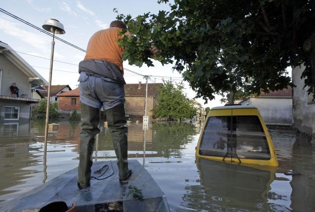 Poplave: razmere kritične, zdaj še podražitve blaga in kraje iz poplavljenih hiš
