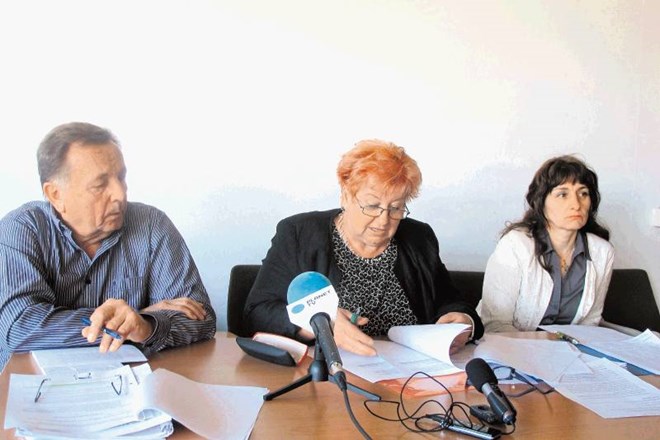 Svetniki Anton Urh, Matilda Arh  in Marija Ogrin (z leve) opozarjajo na sporna početja župana.    