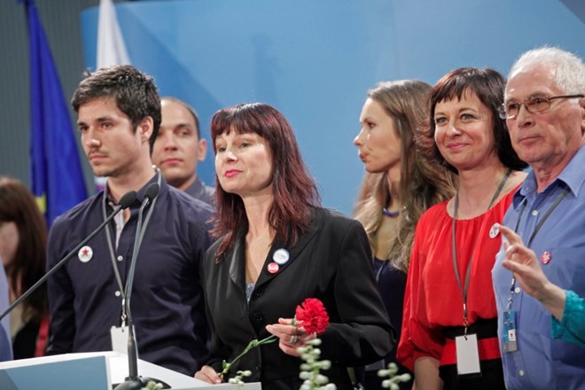 Nosilka liste Združene levice Violeta Tomić (v sredini), koordinator predsedstva IDS Luka mesec (levo) in predsednik DSD...